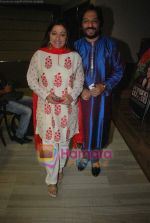 Roop Kumar Rathod, Sonali Rathod at the launch of Manesha Agarwal_s album Padaro Mhare Dess.. in Parel on 2ns May 2011 (8).JPG
